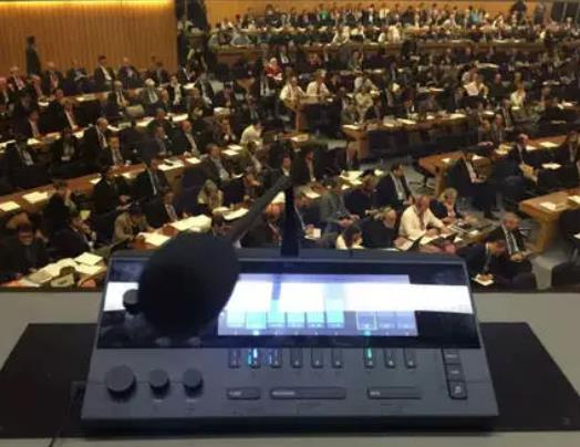 为什么联合国开会都要戴耳机？哪个耳机有什么用？